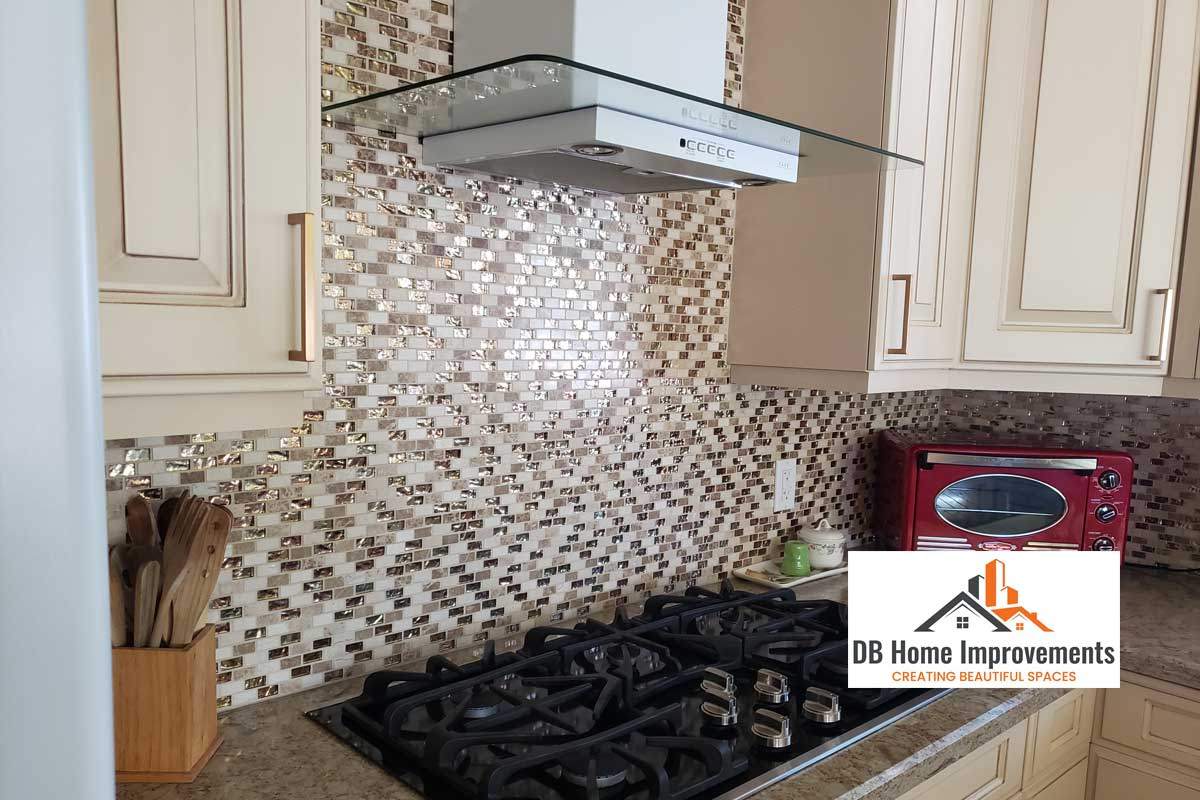 Backsplash in glass tile
